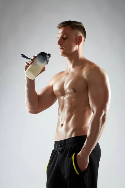 Junger Mann oder Bodybuilder mit Protein-Shake-Flasche — Stockfoto