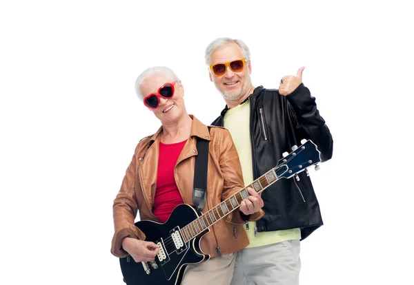 Feliz casal sênior com guitarra mostrando polegares para cima — Fotografia de Stock