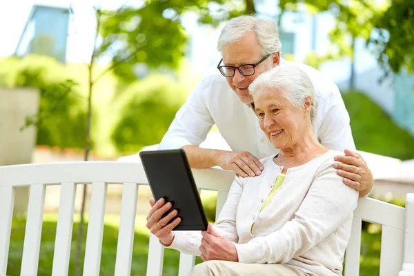 Glückliches Seniorenpaar mit Tablet-PC im Sommerpark — Stockfoto