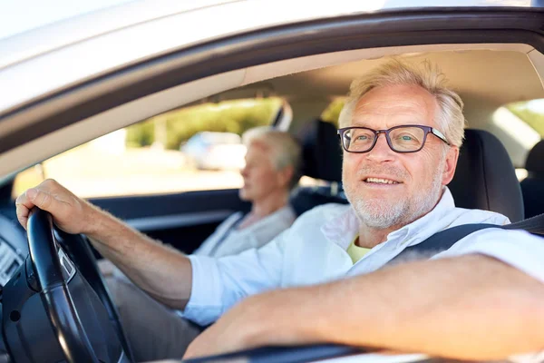 Šťastný pár senior jízda v autě — Stock fotografie