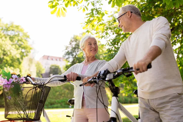 Szczęśliwa para starszy z rowerami w lato park — Zdjęcie stockowe