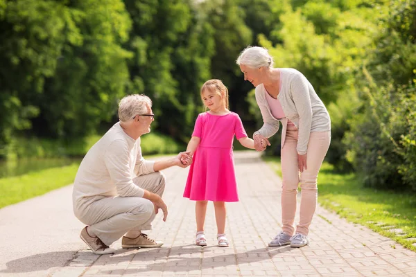 Senior morföräldrar och barnbarn på park — Stockfoto