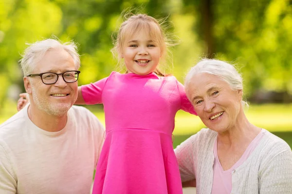 Grands-parents aînés et petite-fille au parc — Photo