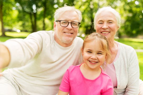 Senioren-Großeltern und Enkeltrick — Stockfoto