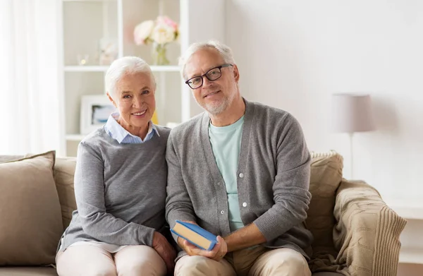 Glückliches Seniorenpaar sitzt zu Hause auf Sofa — Stockfoto
