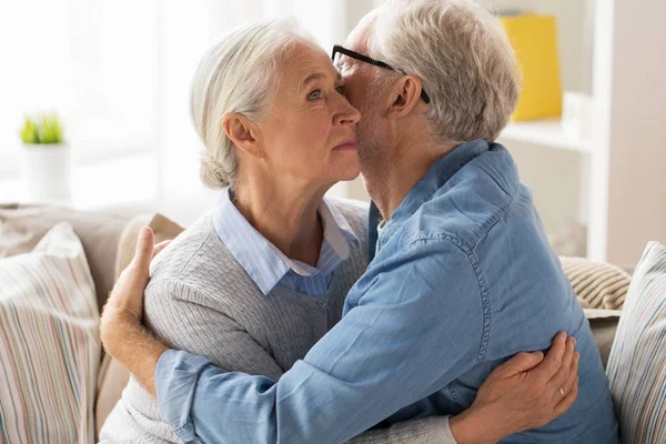 Triest senior paar knuffelen thuis — Stockfoto