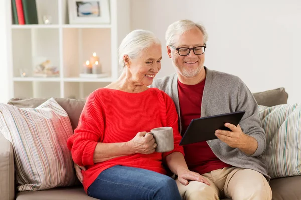 Lyckliga senior paret med TabletPC vid jul — Stockfoto