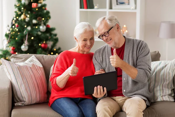 Heureux couple aîné avec tablette pc à Noël — Photo