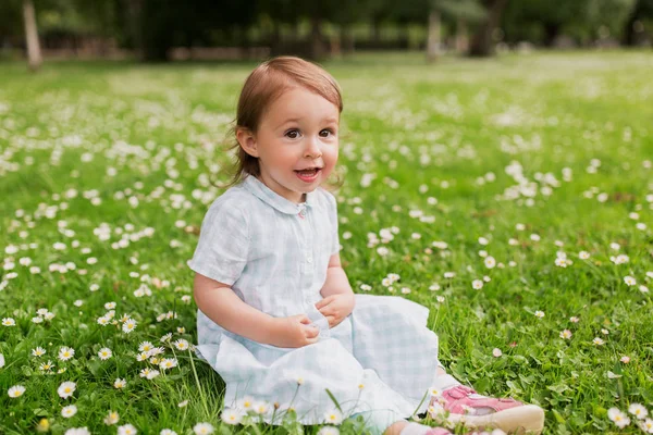 Heureux bébé fille sur vert champ d'été — Photo
