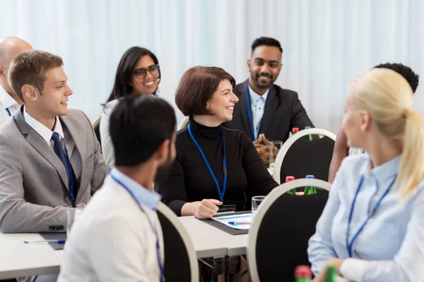 Equipe de negócios feliz na conferência internacional — Fotografia de Stock