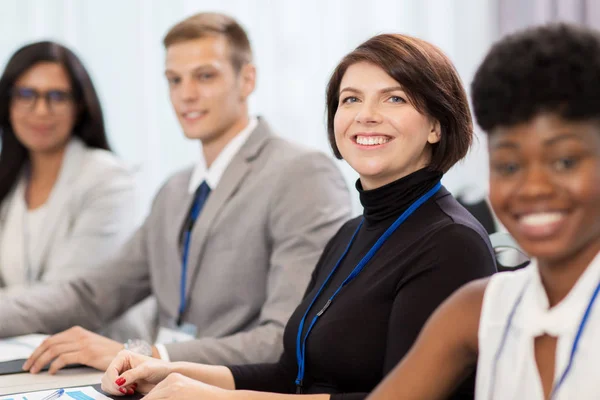 Feliz equipo de negocios en la conferencia internacional — Foto de Stock