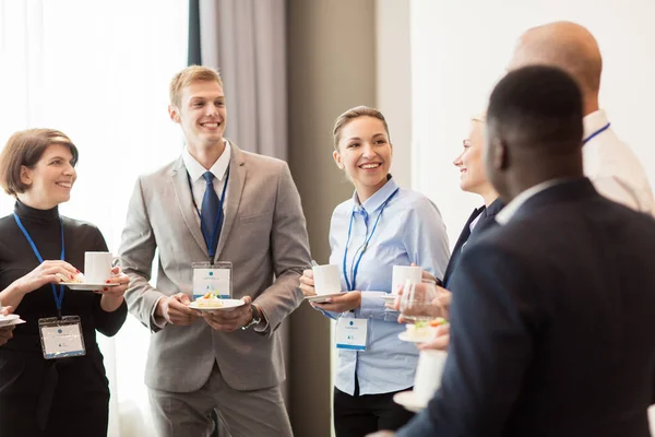 Happy business-team på internationell konferens — Stockfoto