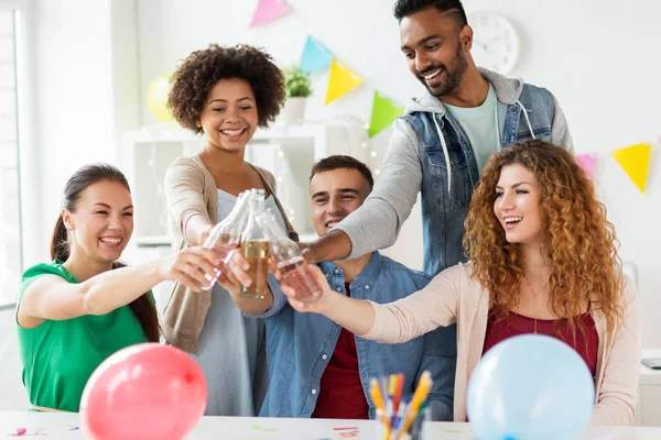 Squadra felice con bevande che festeggiano alla festa in ufficio — Foto Stock
