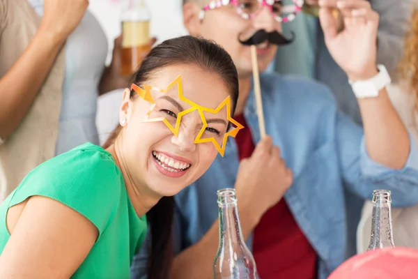 Glückliche Frau mit Freunden, die Spaß auf einer Party haben — Stockfoto