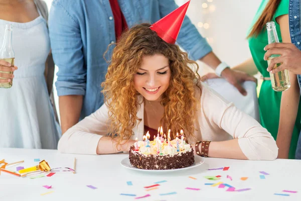 Femme heureuse avec gâteau d'anniversaire à la maison fête — Photo