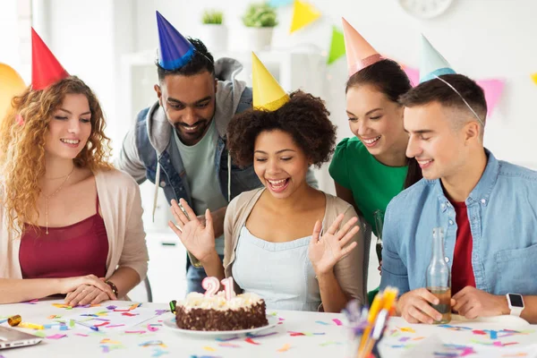 Equipo saludo colega en fiesta de cumpleaños de la oficina — Foto de Stock