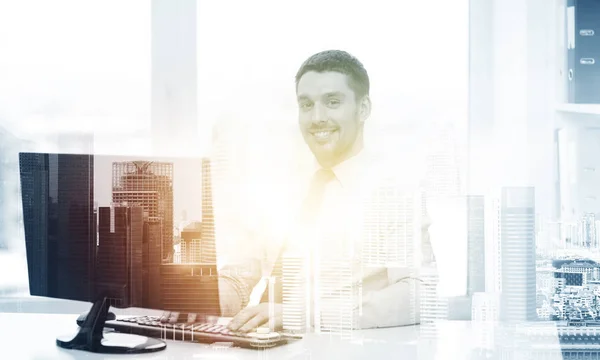 Sonriente hombre de negocios con computadora en la oficina — Foto de Stock