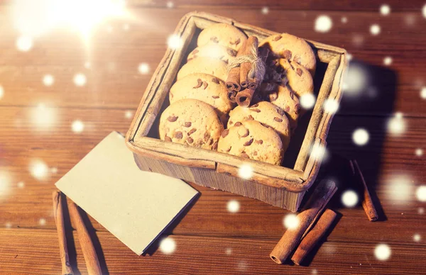 Zblízka ovesné cookies a kartu na dřevěný stůl — Stock fotografie
