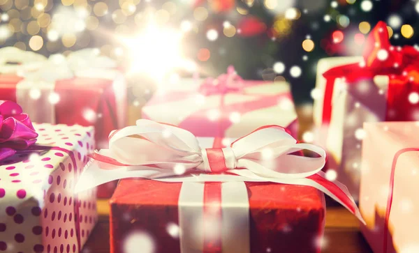 Primer plano de las cajas de regalo sobre las luces del árbol de Navidad — Foto de Stock