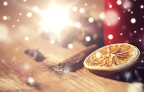 Skořice, anýz a sušený pomeranč na dřevěné desce — Stock fotografie