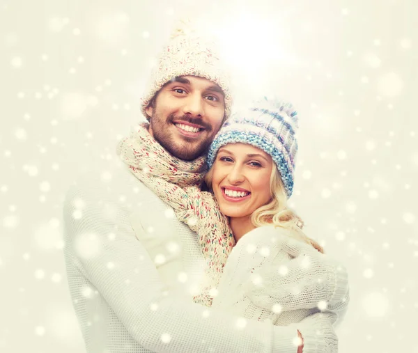 Sorrindo casal em roupas de inverno abraçando — Fotografia de Stock