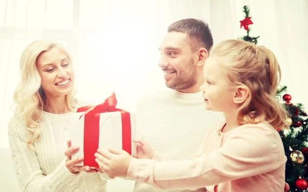 Familia feliz en casa con caja de regalo de Navidad —  Fotos de Stock