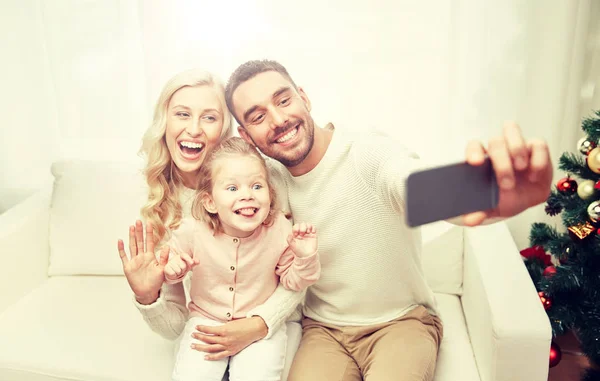随着智能手机在圣诞节家庭采取自拍照 — 图库照片