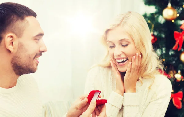 Muž dává žena zásnubní prsten na Vánoce — Stock fotografie