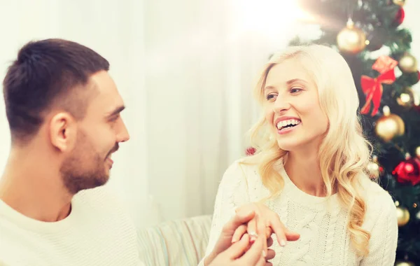Man giving woman engagement ring for christmas — Stock Photo, Image