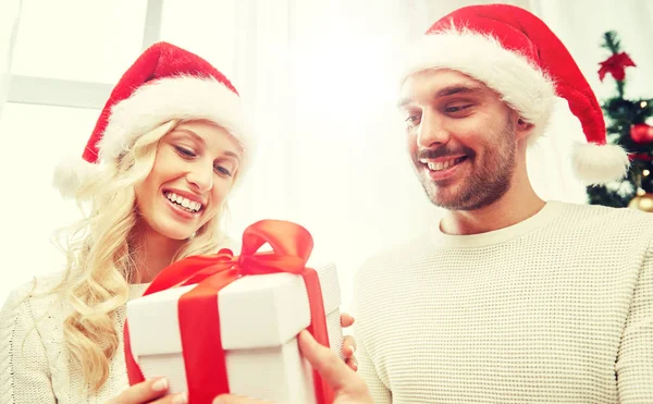 Feliz pareja en casa con caja de regalo de Navidad — Foto de Stock