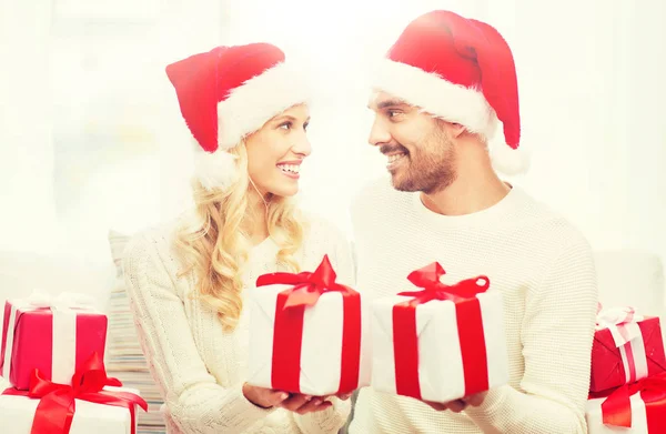Felice coppia a casa lo scambio di regali di Natale — Foto Stock