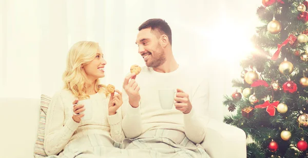 Casal feliz em casa com árvore de natal — Fotografia de Stock