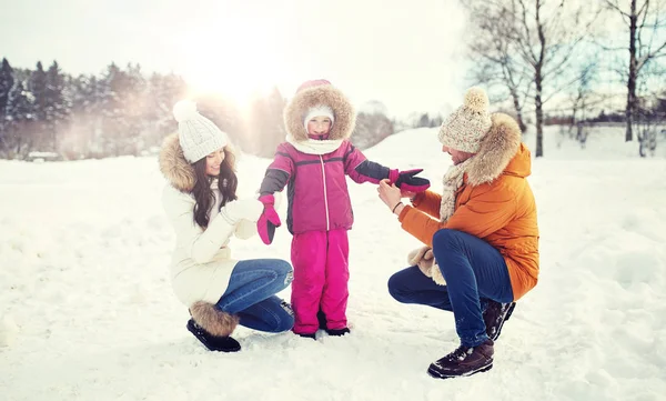 Familia feliz con el niño en ropa de invierno al aire libre —  Fotos de Stock