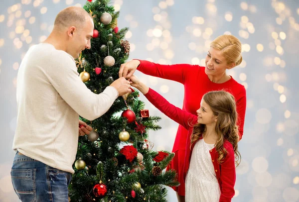 Mutter, Vater und Tochter am Weihnachtsbaum — Stockfoto