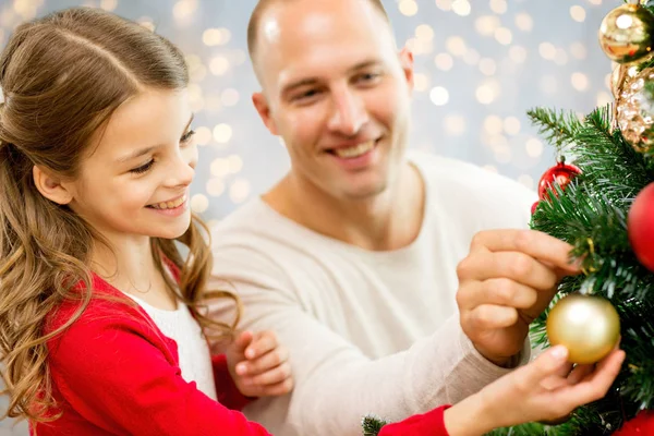 Father and daughter decorating christmas tree — Stock Photo, Image