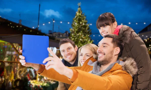 Freunde mit Tablet-PC machen Weihnachts-Selfie — Stockfoto