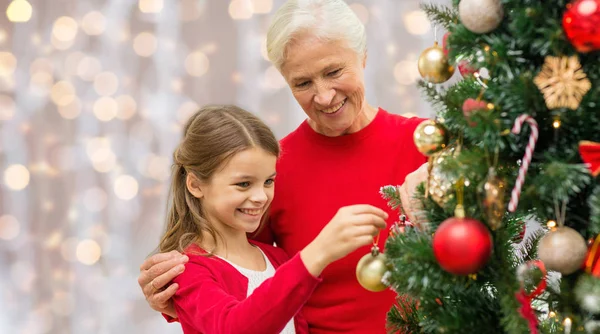 Mormor och barnbarn på julgran — Stockfoto