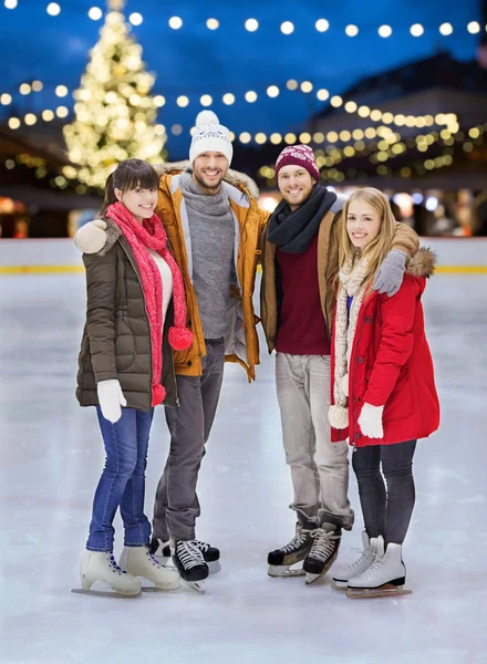 Heureux amis à la patinoire de Noël — Photo