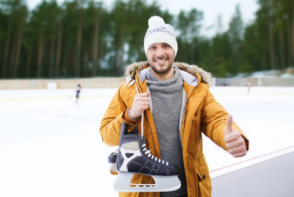 Man showing thumbs up on outdoor skating rink — Stock Photo, Image