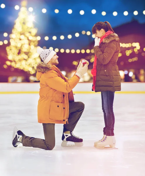 Paar mit Verlobungsring auf Weihnachtseisbahn — Stockfoto