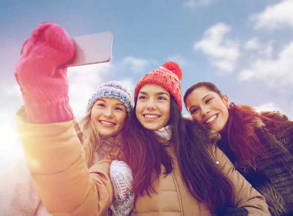 Glückliche Teenager-Mädchen machen Selfie mit Smartphone — Stockfoto