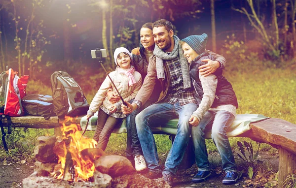 Aile ile kamp ateşi yakınındaki selfie alarak smartphone — Stok fotoğraf