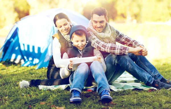 Šťastná rodina s tablet pc a stan v kempu — Stock fotografie