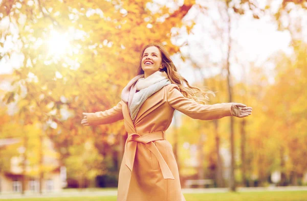 Sonbahar parkta yürüyen güzel mutlu genç kadın — Stok fotoğraf