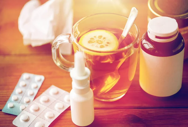 Csésze tea, a kábítószerek, a méz és a papír szövet a fa — Stock Fotó