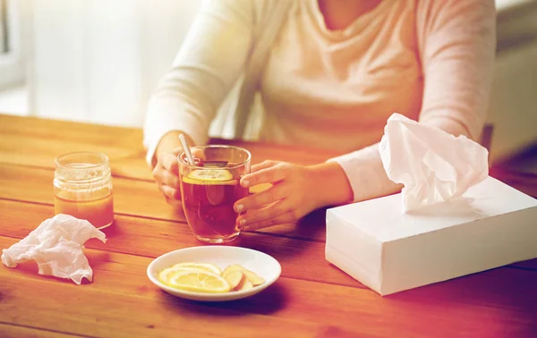 Close up van zieke vrouw, drinken van thee met citroen — Stockfoto