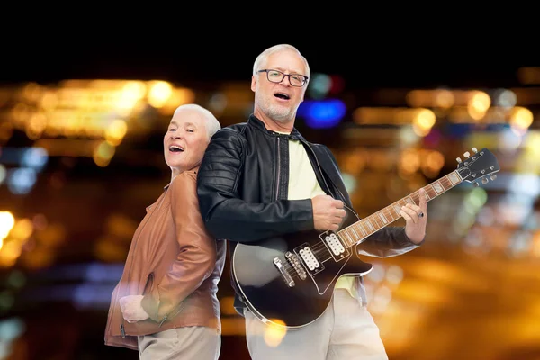 Šťastný starší pár s elektrická kytara zpěv — Stock fotografie