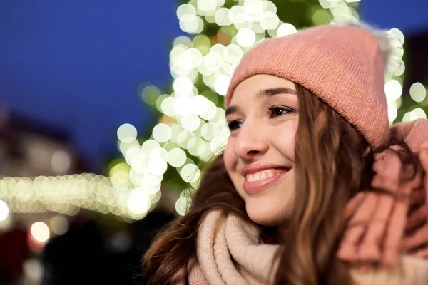 Heureuse jeune femme au marché de Noël en hiver — Photo