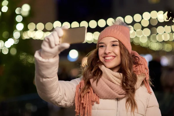 Jeune femme prenant Selfie sur l'arbre de Noël — Photo