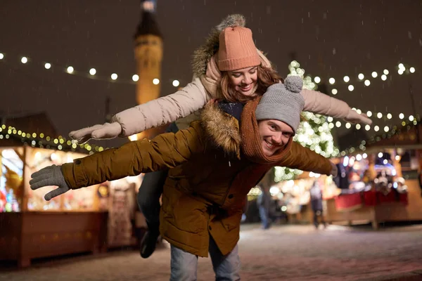 Couple heureux s'amuser au marché de Noël — Photo